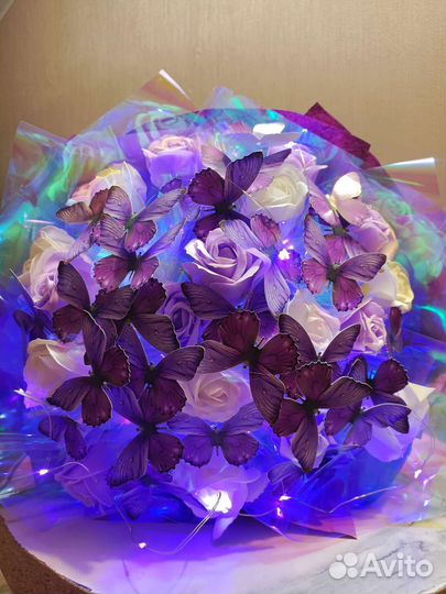 Букет из бабочек и мыльных роз