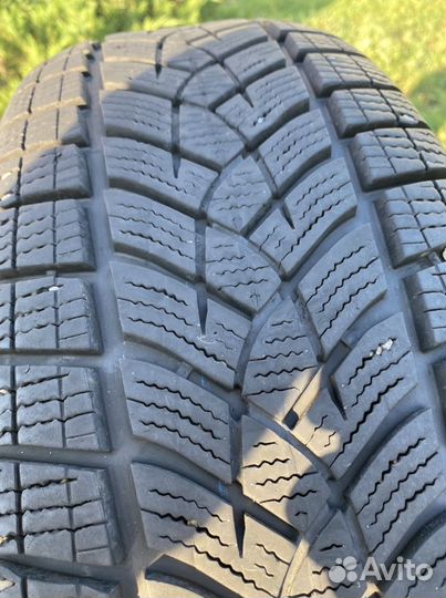 Goodyear UltraGrip 215/65 R17 99V