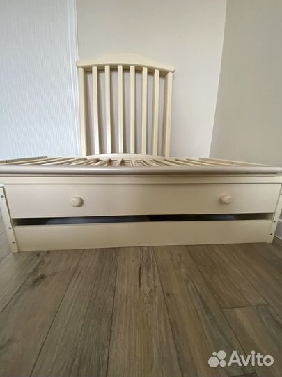 Детская кроватка с маятником и ящиком