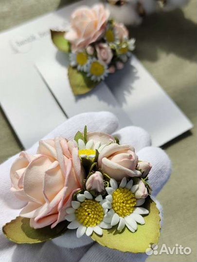 Резинка для волос розы с ромашками