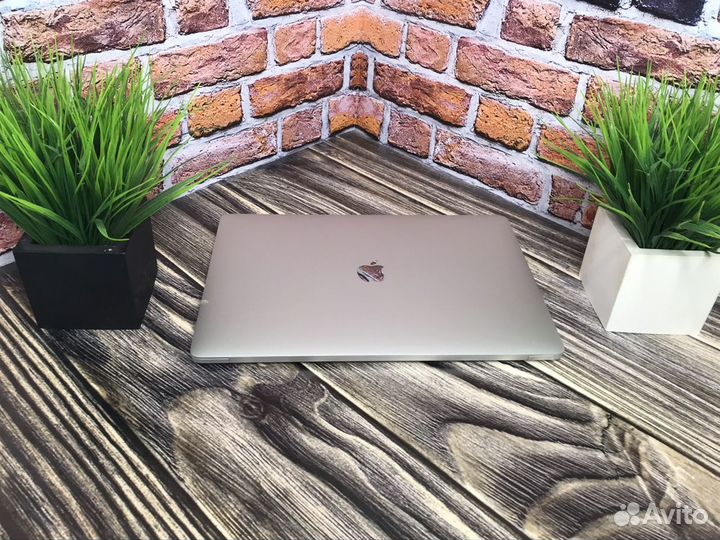 MacBook Pro 15 (2017), 512 ГБ, Core i7, 2.8 ГГц, RAM 16 ГБ, Radeon Pro 555 2 ГБ