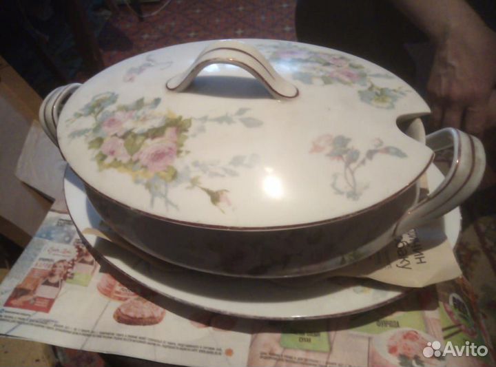 Антиквар. фарфор. сервиз и блюдо (12 предметов)