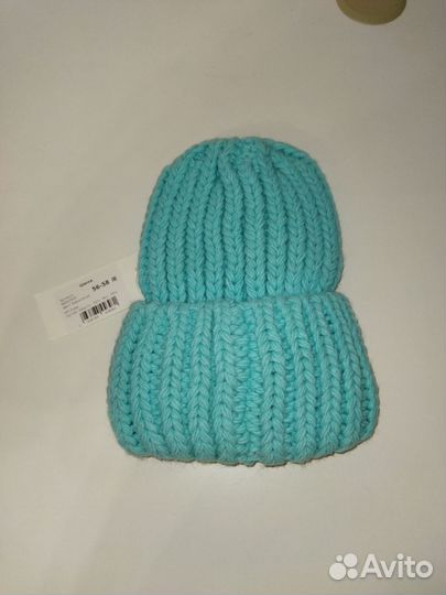 Женская вязаная шапка выполненная из пряжи