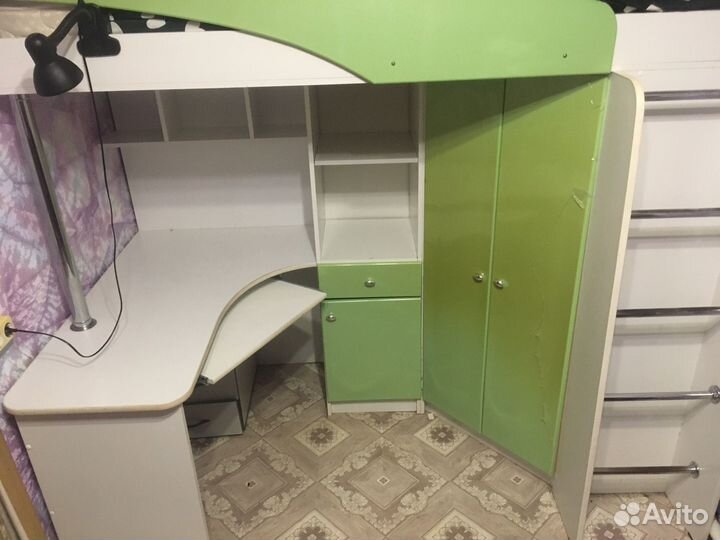 Кровать чердак со столом и шкафом