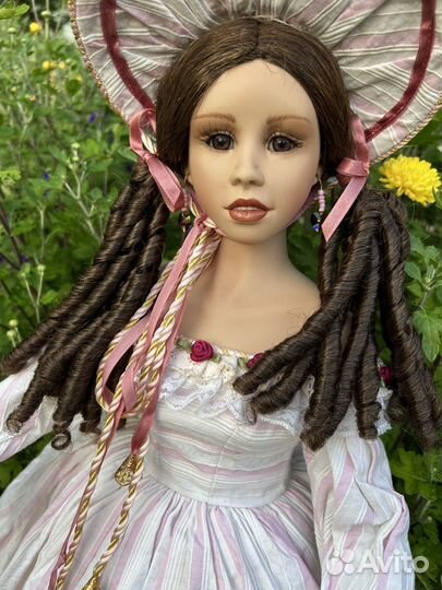 Коллекционная фарфоровая кукла