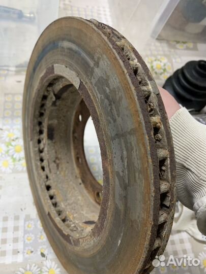 Диск тормозной бу оригинал на хайлюкс 2013 года