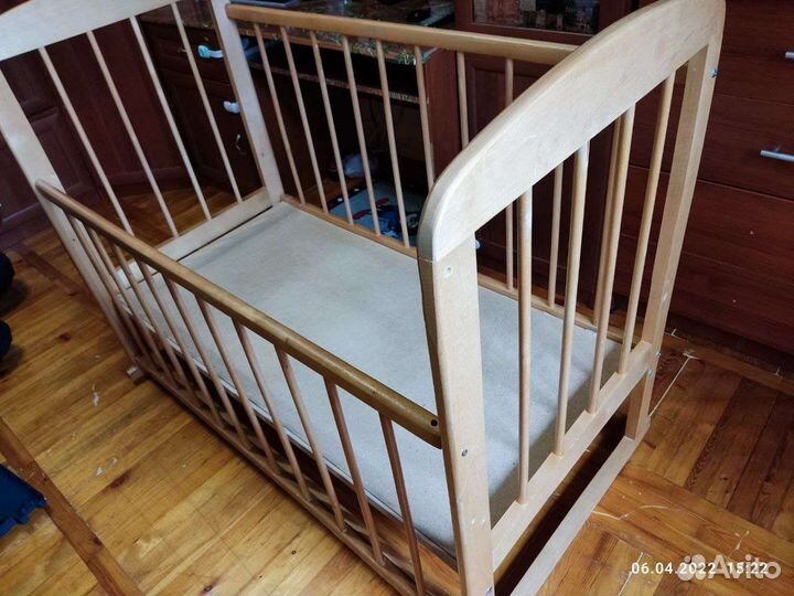 Детская кроватка с маятником
