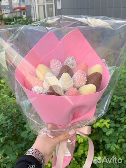 Съедобный букет из клубники в шоколаде ягоды