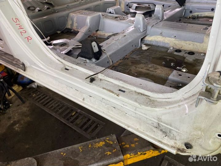 Порог кузова передний правый Toyota 139997