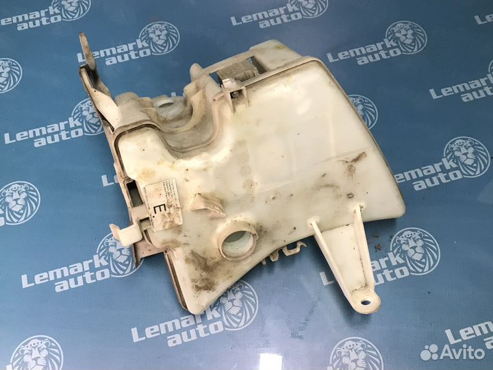 Бачок омывателя лобового стекла Toyota Corolla e15