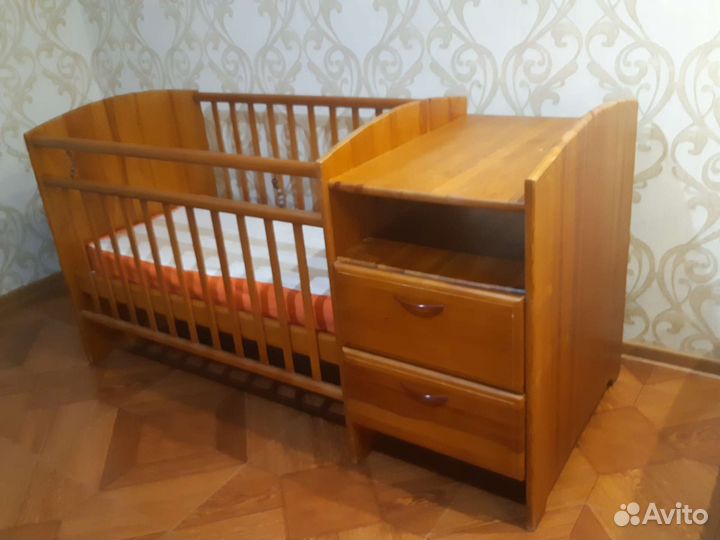 Детская кроватка с пеленальным столиком