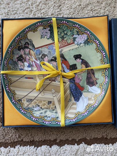 Декоративная фарфоровая тарелка