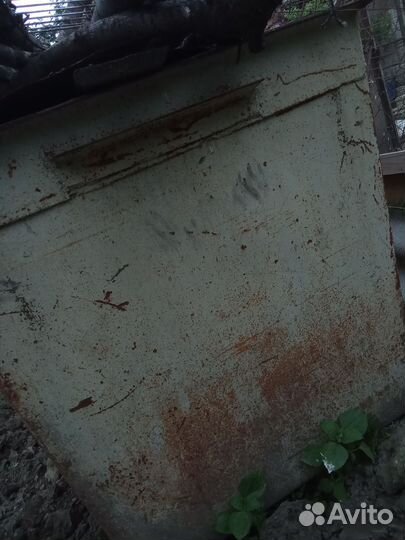 Мусорный бак железный большой