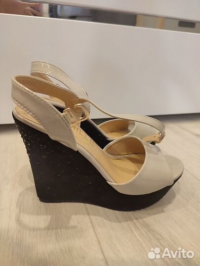 Босоножки на танкетке, 36 размер