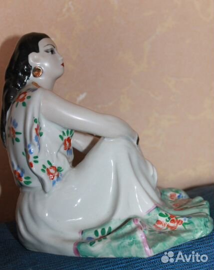 Статуэтки Цыганка Земфира. Царевна-лебедь Дулево
