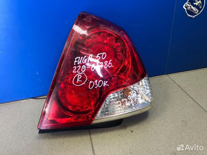 Фонарь правый на Nissan Fuga 50