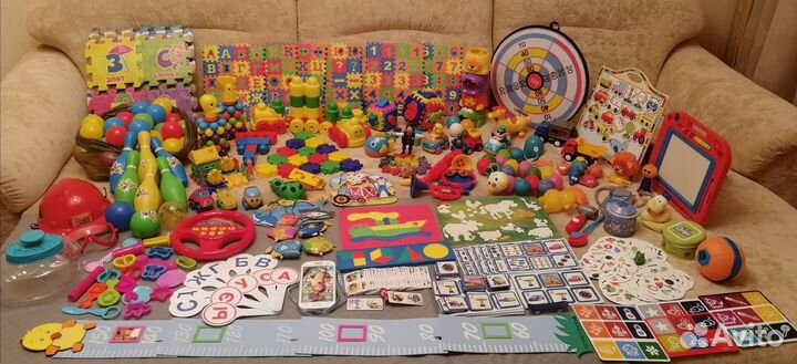 Кубики, коврик-пазл, пирамидки, машинки