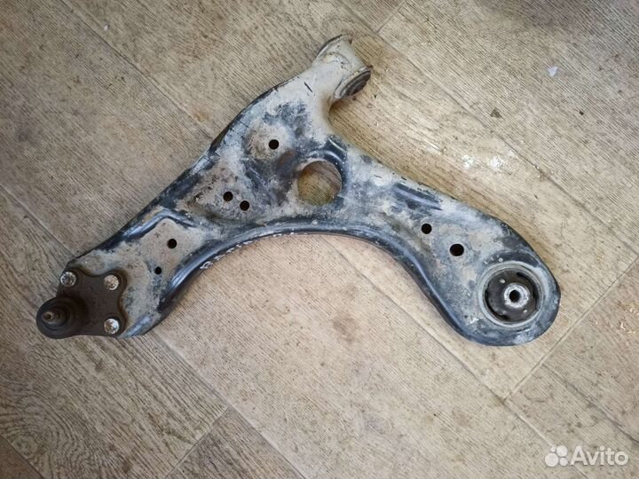 Левый рычаг skoda rapid 1