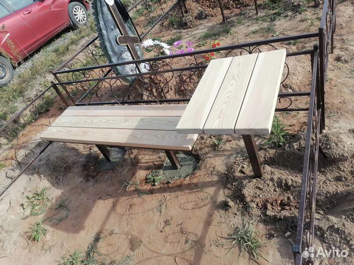 Скамейка и столик на кладбище