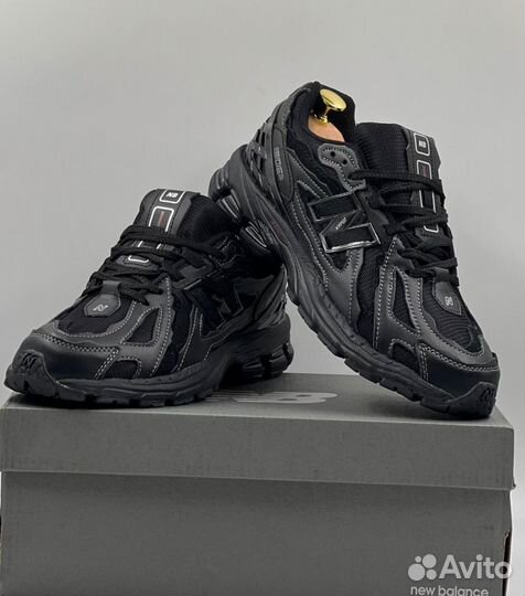 Черные New Balance 1906