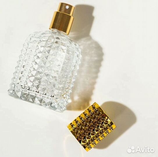 Флакон для духов с золотистой крышкой