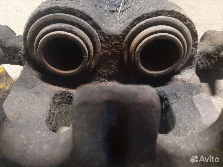 Суппорт передний левый Mitsubishi Galant 8