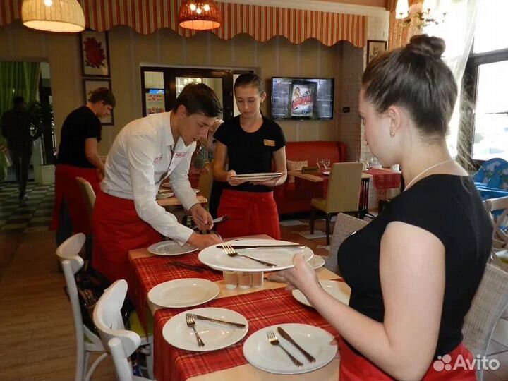 Работник зала с проживанием и питанием