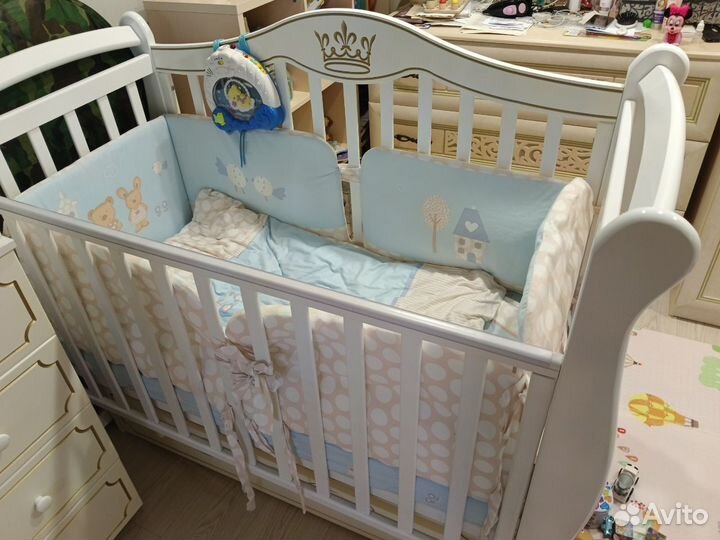 Детская кровать и комод