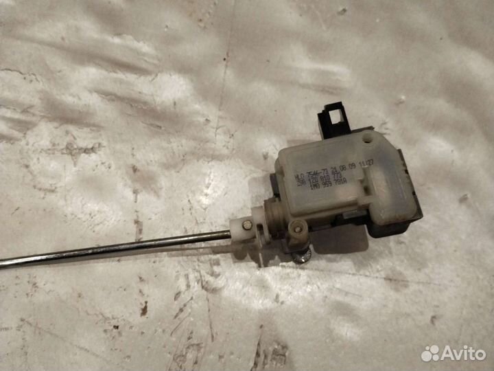 Моторчик лючка бензобака 1Z0810773