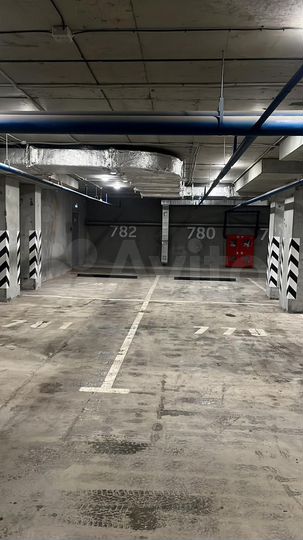 Машиноместо, > 30 м²