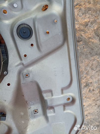 Щит стеклоподъемника передний лев Skoda Octavia A5