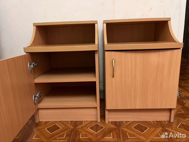 Две прикроватные тумбы