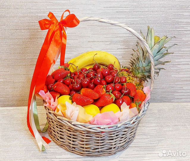Фруктовая корзина с манго клубникой черешней