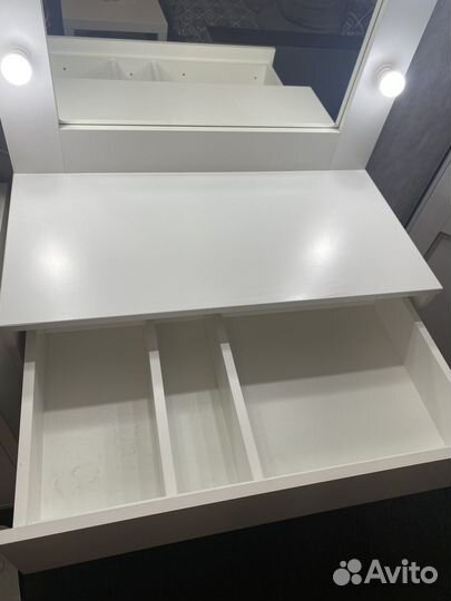 Туалетный столик с зеркалом и подсветкой