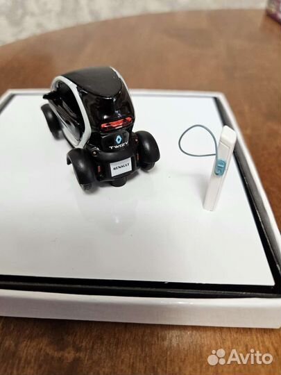 Машинка renault из автосалона