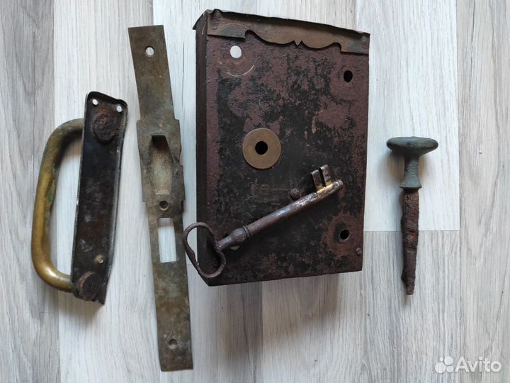 Дверной замок и другая фурнитура