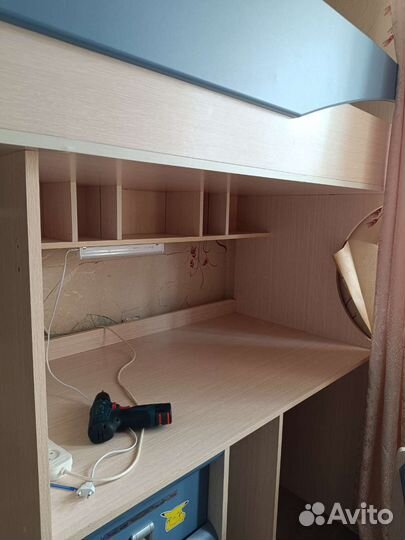 Детская кровать чердак со столом и шкафом