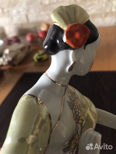 Фарфоровая статуэтка 