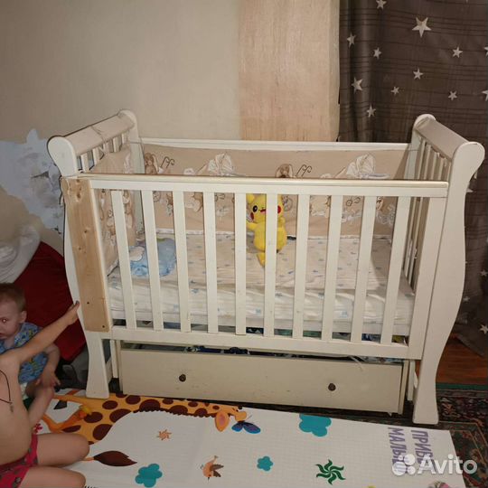 Детская кроватка с маятником и ящиком