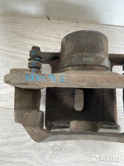 Суппорт передний левый Toyota Kluger ACU20 1MZ