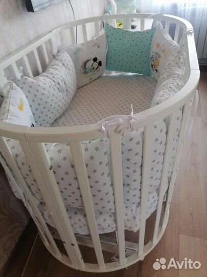 Детская кроватка с маятником