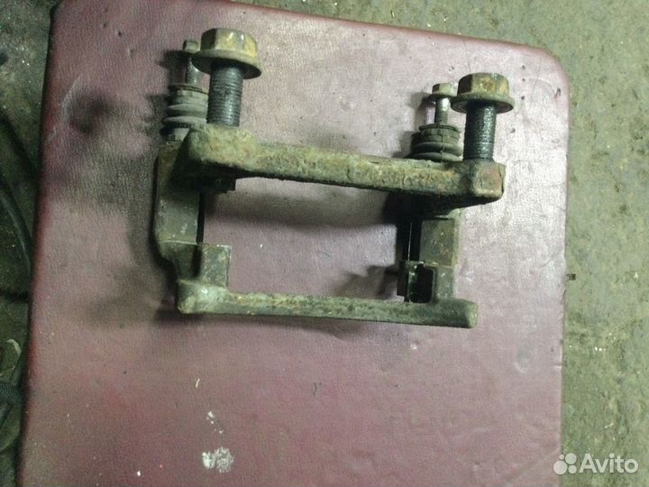 Скоба заднего суппорта VW T5 T6