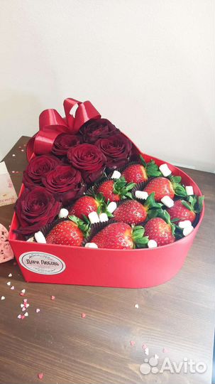 Цветы и клубника в сердце