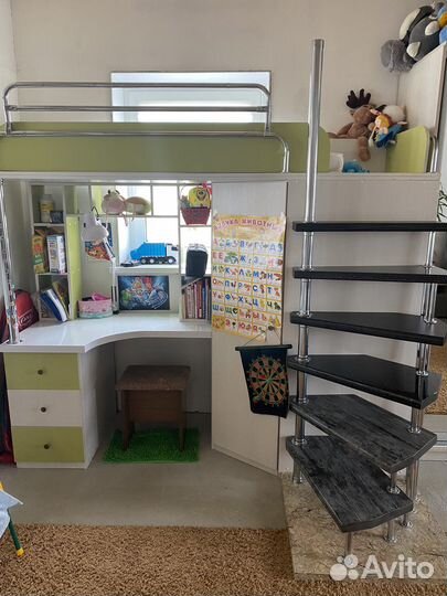 Детская кровать чердак со столом и шкафом