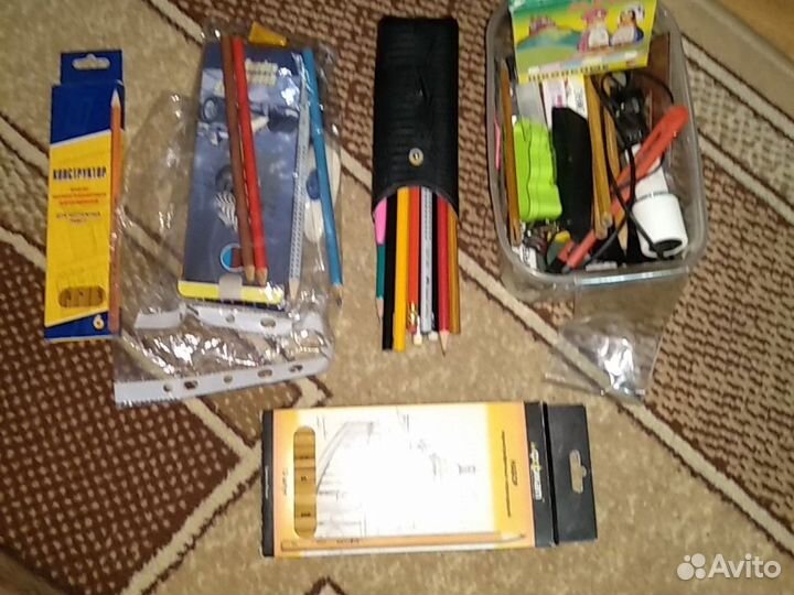 Канцтовары, тетради, простые карандаши, цветные ка