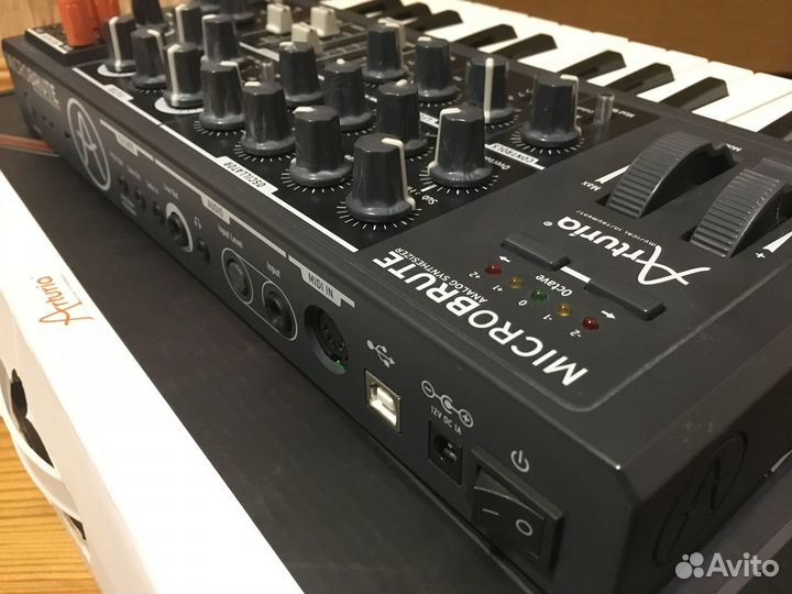 Arturia MicroBrute аналоговый синтезатор