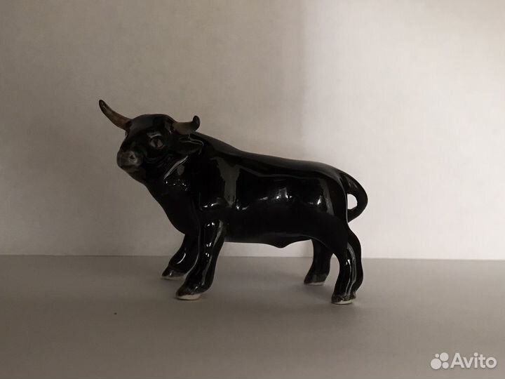 Бык фарфоровая статуэтка