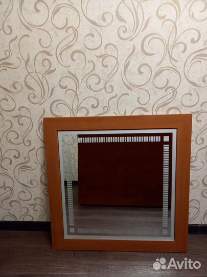 Зеркало настенное в раме