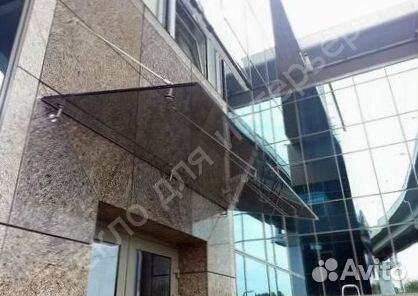 Стеклянный козырек над входом