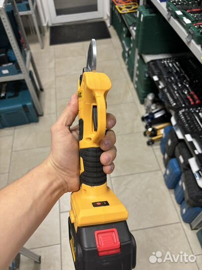 Секатор аккумуляторный dewalt